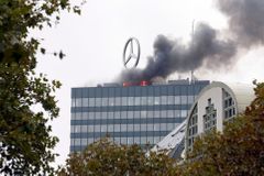 Na střeše berlínského mrakodrapu Europa-Center hořelo, zasahovaly desítky hasičů