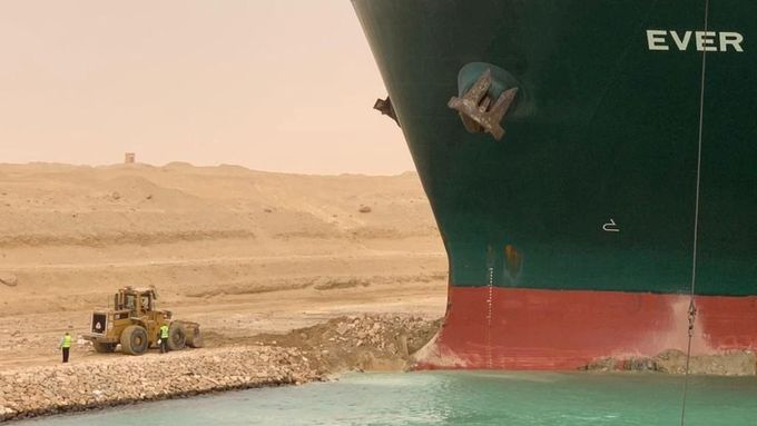 Z fotky maličkého nakladače, který na konci března pomáhal vyprostit loď Ever Given uvízlou v Suezském průplavu, se stal internetový meme.