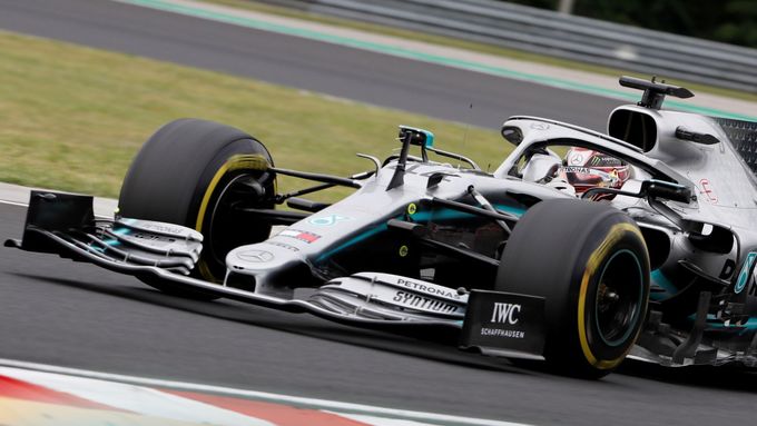 Lewis Hamilton v Mercedesu při pátečním tréninku na Velkou cenu Maďarska formule 1.