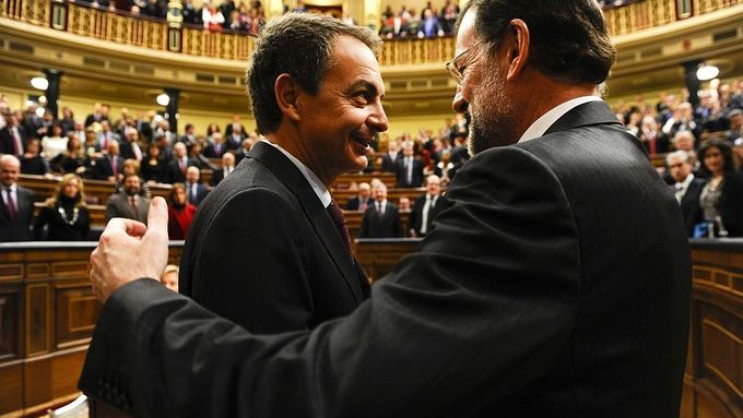 Při předávání moci se španělský socialista Zapatero na lidovce Rajoye usmíval...