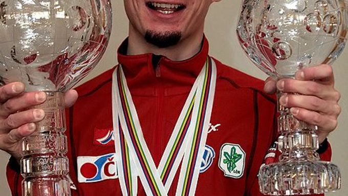 Lukáš Bauer s oběma křišťálovými trofejemi a medailemi.