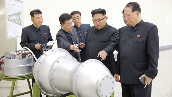 Kim Čong-un na inspekci jaderné zbraně na nedatované fotce.