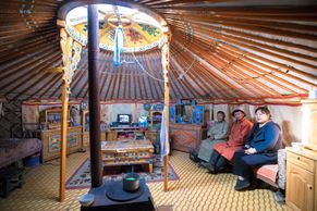 Bydlí v jurtách a kočují nekonečnými pláněmi. Nahlédněte do života mongolských nomádů