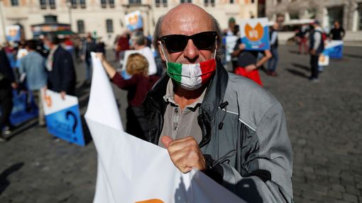 Demonstrace proti epidemickým opatřením v Římě