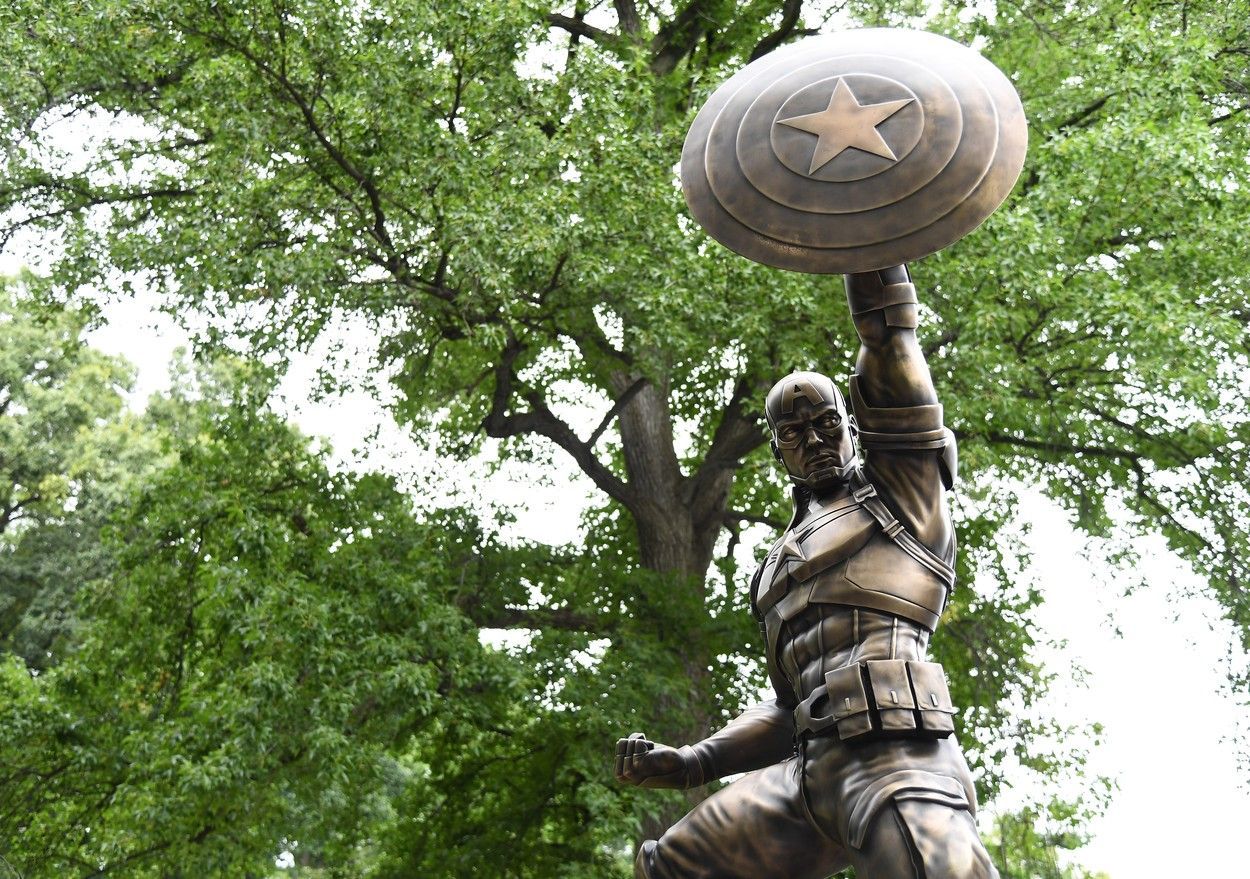 Kapitán Amerika se dočkal nadživotní sochy v Brooklynu