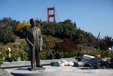Stavba Golden Gate Bridge začala v roce 1933 pod vedením stavebního inženýra Josepha Baermanna Strause. Jeho památku připomíná socha, která stojí nedaleko mostu.