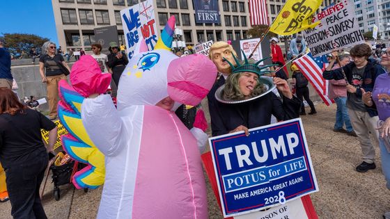 Obrazem: Největší protesty od roku 1970. Proti Trumpovi demonstrovaly barevné davy
