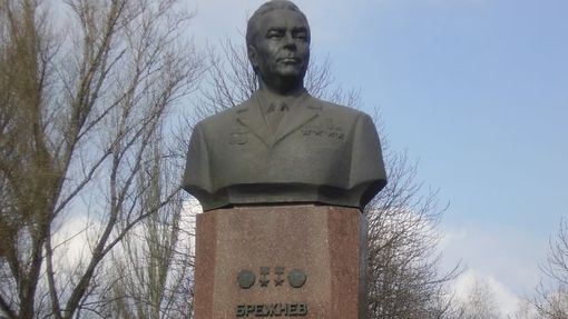Busta "slavného" rodáka Leonida Brežněva na hlavní Leninově třídě v Dněprodzeržinsku.