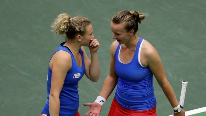 Kateřina Siniaková (vlevo) si pro US Open musela najít novou parťačku. Barboru Krejčíkovou vyřadilo zranění