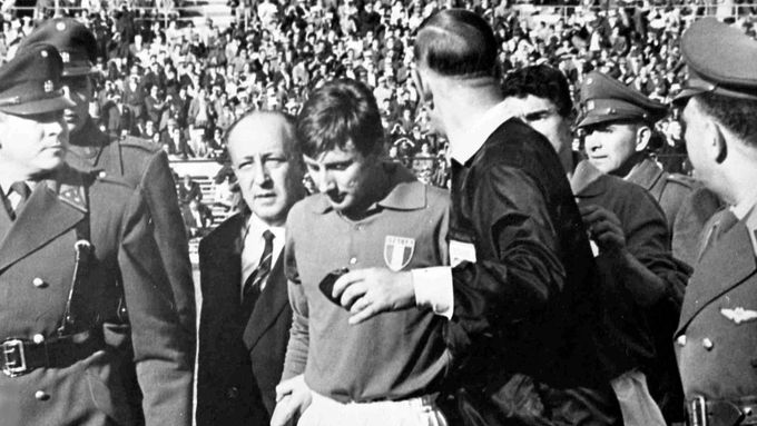 Rozhodčí Ken Aston se na MS 1962 v Chile pokouší i za pomoci policie donutit vyloučeného Itala Giorgia Ferriniho, aby opustil hřiště