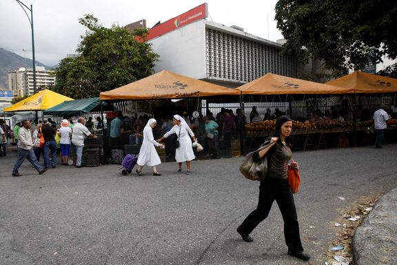Takhle pak Humberto Aguilar prodává své zboží v Caracasu.