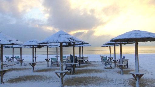 Pláže v Řecku pokryl sníh. Většina škol v zemi byla kvůli mrazivému počasí uzavřena