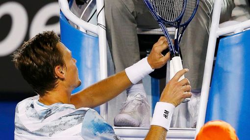 Australian Open 2015: Tomáš Berdych hovoří s rozhodčím na umpire při semifinále s Andy Murraym