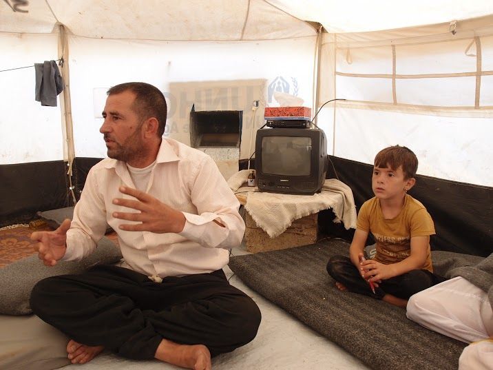 Tesař Chalíd Sulejman Chalaf v táboře Nowruz v Sýrii.