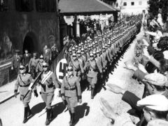 Rakušané vítají německá vojska v roce 1938.