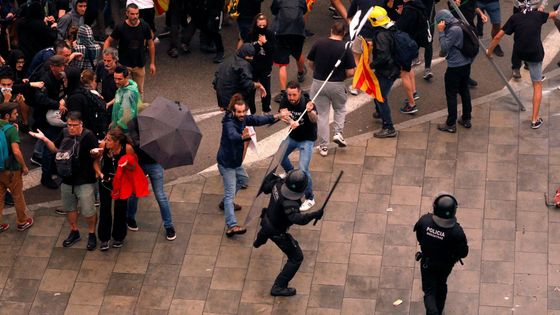 Protesty v Barceloně po vynesení rozsudku nad katalánskými politiky.
