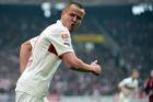Video: Hloušek si dal vlastní gól, Stuttgart je dál bez bodu