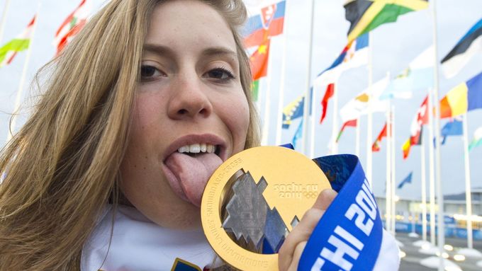 Eva Samková se zlatou medailí ze snowboardcrossu v Soči 2014.