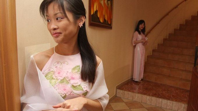 Vietnamese girls welcome guests