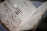Část Leonardova deníku s nákresem principu vrtulníku.