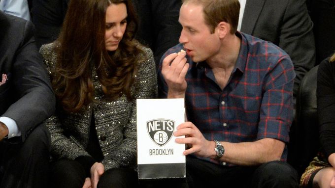Princ William vyrazil s chotí Kate na basketbal