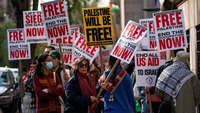 Transparenty i palestinská vlajka. Vysokoškoláci v USA demonstrují proti válce v Gaze