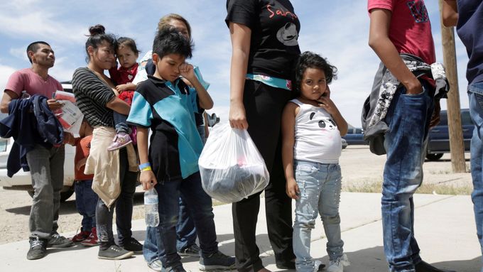 Migranti čekají na hranici mezi Mexikem a USA.