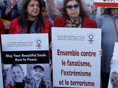 Před dánským velvyslanectvím v marockém Rabatu se sešli Maročané k uctění památky dvou zavražděných skandinávských studentek (22. prosince 2018).