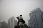 Peking zavede poplatek pro továrny za znečišťování ovzduší