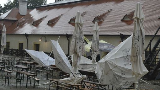 Nad Valticemi na Břeclavsku se ve čtvrtek vpodvečer přehnala bouřka doprovázená silným krupobitím. Poničila mj. střechu i okna zámku.
