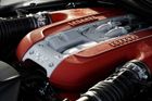 Nejlepší motor má Ferrari. Cenu vyfouklo Porsche i elektrické Tesle