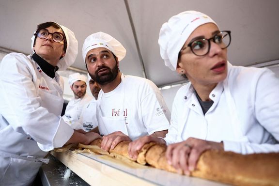Dvanáct francouzských pekařů v neděli upeklo rekordně dlouhou bagetu.