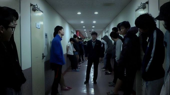 Trailer k dokumentu Dotkni se nebe o poměrech na jihokorejských středních školách.