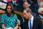 Účast na vyvrcholení tenisového svátku je samozřejmě povinná i pro anglickou šlechtu. Princ William a jeho žena Kate, vévodkyně z Cambridge, právě usedají do lóže.