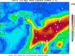 Příklad výstupu amerického předpovědního modelu. Ukazuje předpokládané množství energie v atmosféře, které je důležité pro vznik bouřek.
