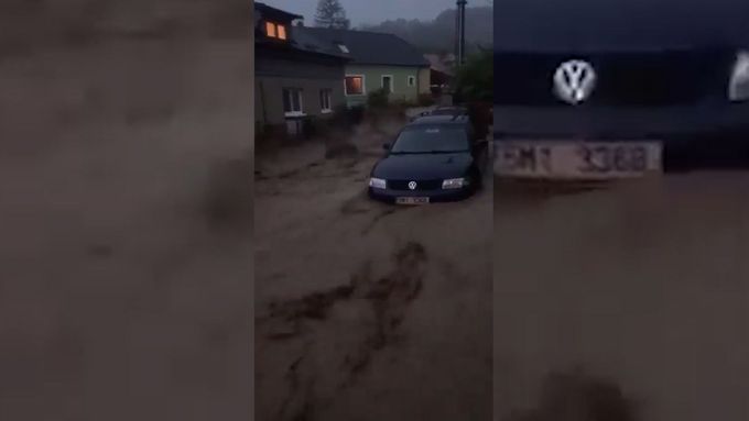 Blesková povodeň zaplavila ulice Uničova a louky kolem obce Dešná