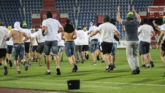 Ostravští fanoušci během podzimního zápasu proti Opavě naběhli v průběhu zápasu na hrací plochu.