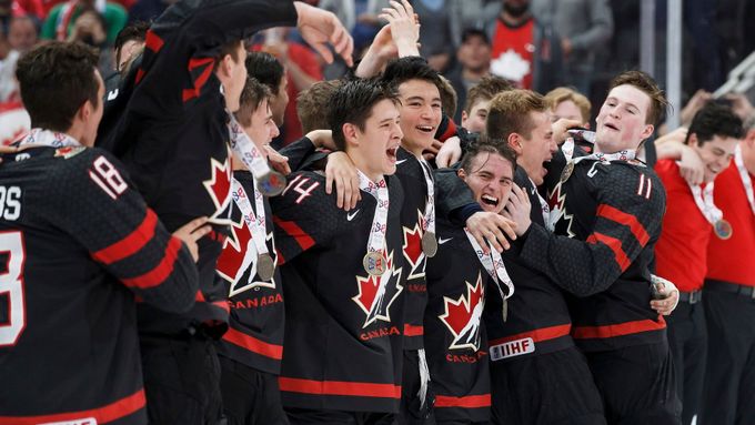 Radost hokejistů Kanady po vítězství na Hlinka Gretzky Cupu 2018.
