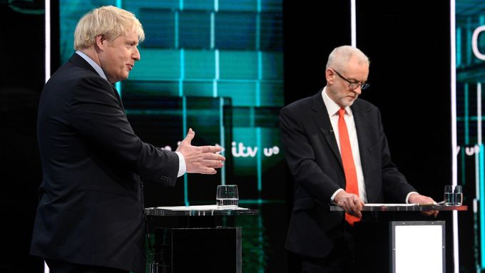 Boris Johnson a Jeremy Corbyn při televizní debatě před volbami