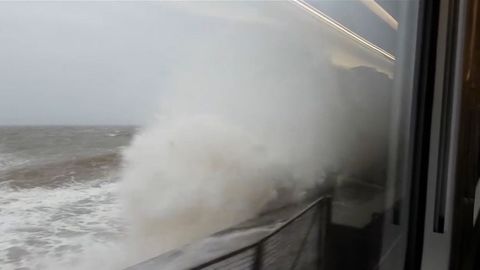 Děsivá jízda vlakem kolem rozbouřeného moře. Vlny bičovaly soupravu