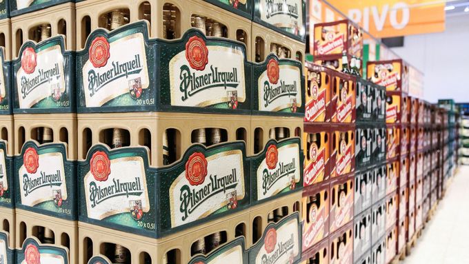 Na pivo, které si lidé otevřou doma, připadá čím dál větší podíl. (ilustrační foto)