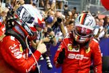 Vettelovi ale triumf tak trochu "spadl do klína". V čele závodu byl až do výměny pneumatik druhý pilot Ferrari Charles Leclerc startující z pole position.