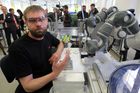 Foto: První spolupracující robot nasazen v Česku. Spolu s člověkem jim šla práce pěkně od ramen