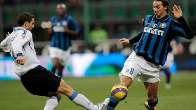 Zlatan Ibrahimovič bojuje o míč s Linem Marzorattim. Inter Milán vs. Empoli
