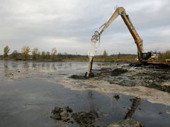Prvním krokem zpracování ropných kalů je jejich zhuštění. K tomu pomáhá vápno vmíchávané do odpadů v laguně.