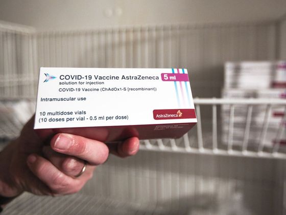Kdo dal stopku očkování? AstraZeneca, vakcína, vakcíny, balení, covid-19, Očkovací centrum Liberecký kraj, očkování, koronavir, důchodci, senioři, zásoby