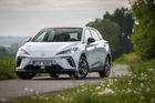 Rodinný elektromobil za cenu městské krabičky. MG4 zlevnilo na nevídanou částku