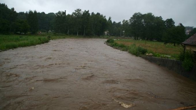 Řeka Smědá na Frýdlantsku se již vylila z koryta.
