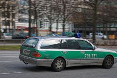 Německá policie objevila ve voze českého studenta plynovou pistoli a teleskopický obušek