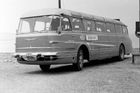 Ikarus začal počátkem 50. let vyvíjet nový autobus s tehdy nezvyklou koncepcí s motorem vzadu a samonosnou karoserií. Budapešťská továrna vyvíjela městskou i dálkovou verzi.